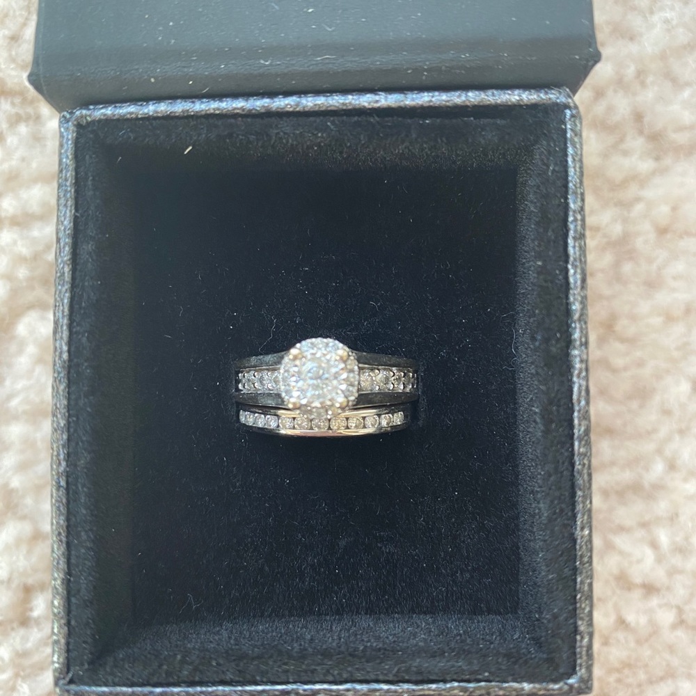 Zales 1ctw halo engagement ring with band 6.5/6